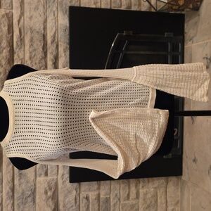 BCBG Designer Cream Eyelet Cold Shoulder Top. Size Extra Small